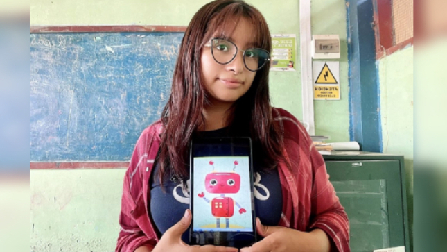 La profesora Keytlin García muestra a Iway