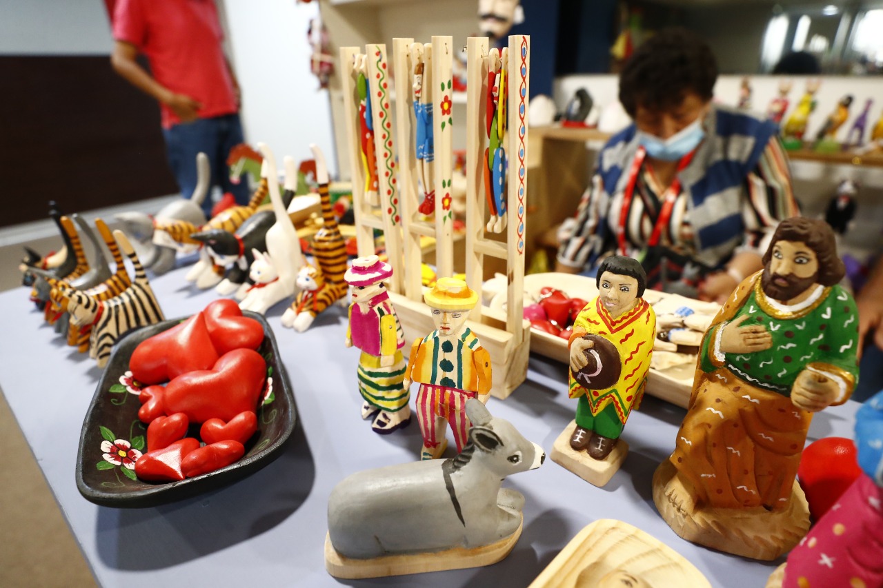 Ruraq maki: Maestros artesanos ofrecen tradicionales juguetes de madera en esta navidad