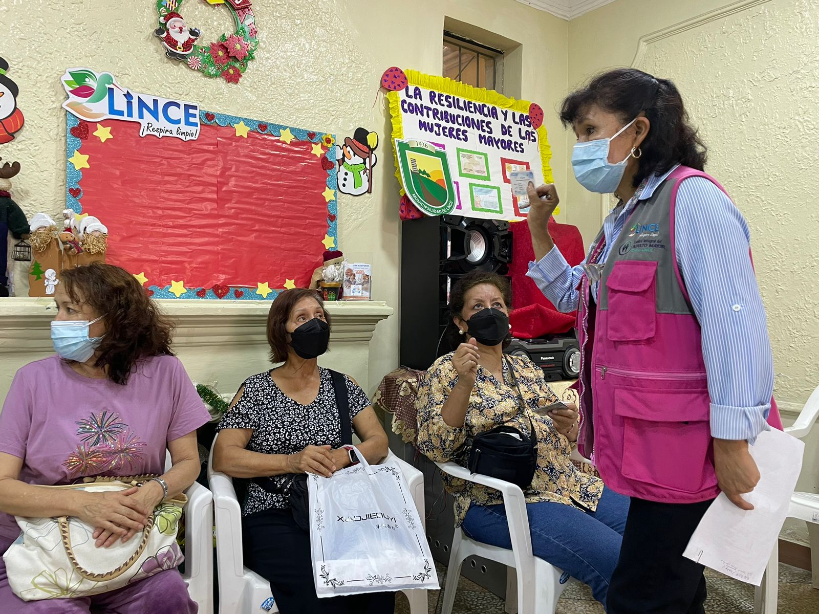 La Municipalidad de Lince, a través de la gerencia de Desarrollo Humano en coordinación con TINNITUS PERÚ, organizó la campaña gratuita de salud auditiva, dirigido a adultos mayores del distrito.
Esta jornada de salud se llevó a cabo en el Centro Integral del Adulto Mayor - CIAM y brindó atención oportuna a las personas de la tercera edad en : audiometría y lavado de oídos.
la Municipalidad de Lince organiza este tipo de actividades con el objetivo de impulsar acciones preventivas y promocionales asegurando el acceso a los servicios de salud a sus vecinos.