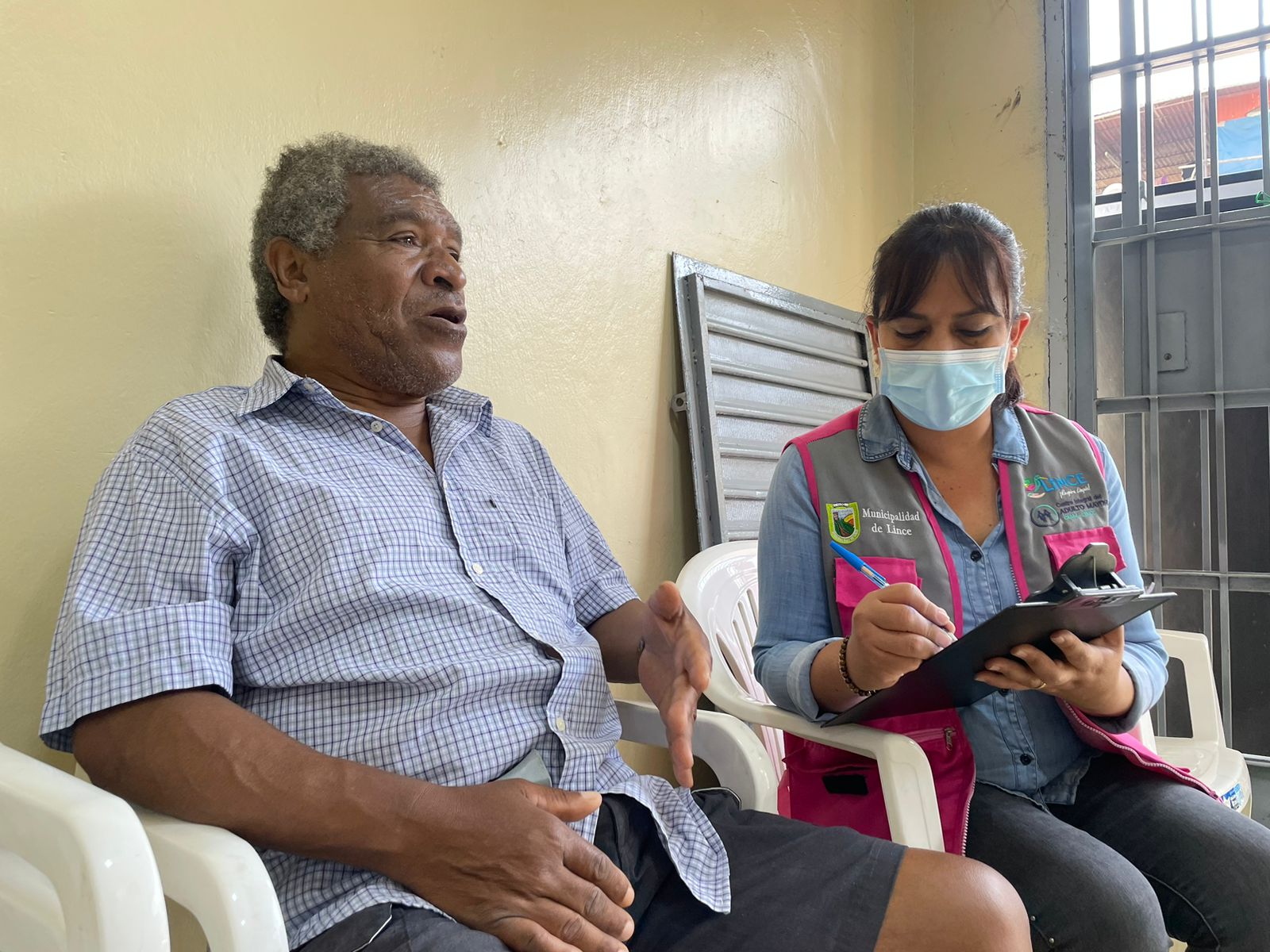 La Municipalidad de Lince, a través de la gerencia de Desarrollo Humano en coordinación con TINNITUS PERÚ, organizó la campaña gratuita de salud auditiva, dirigido a adultos mayores del distrito.
Esta jornada de salud se llevó a cabo en el Centro Integral del Adulto Mayor - CIAM y brindó atención oportuna a las personas de la tercera edad en : audiometría y lavado de oídos.
la Municipalidad de Lince organiza este tipo de actividades con el objetivo de impulsar acciones preventivas y promocionales asegurando el acceso a los servicios de salud a sus vecinos.
