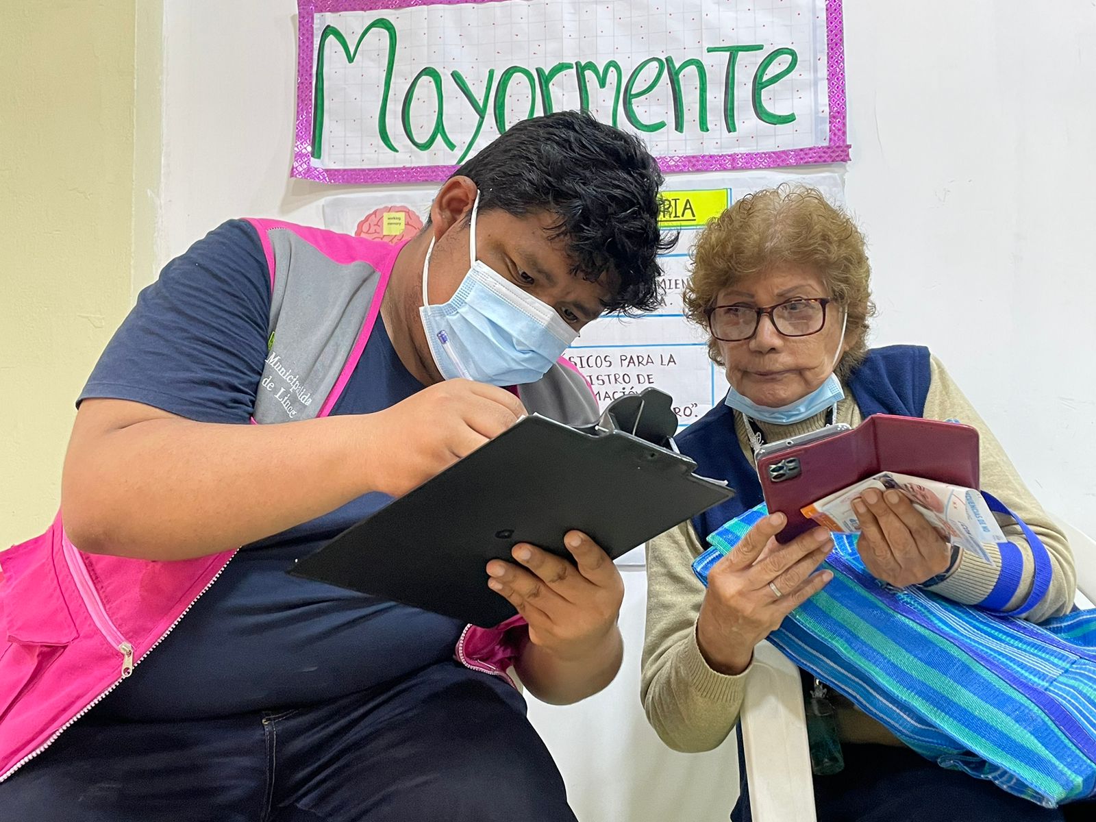 La Municipalidad de Lince, a través de la gerencia de Desarrollo Humano en coordinación con TINNITUS PERÚ, organizó la campaña gratuita de salud auditiva, dirigido a adultos mayores del distrito.
Esta jornada de salud se llevó a cabo en el Centro Integral del Adulto Mayor - CIAM y brindó atención oportuna a las personas de la tercera edad en : audiometría y lavado de oídos.
la Municipalidad de Lince organiza este tipo de actividades con el objetivo de impulsar acciones preventivas y promocionales asegurando el acceso a los servicios de salud a sus vecinos.