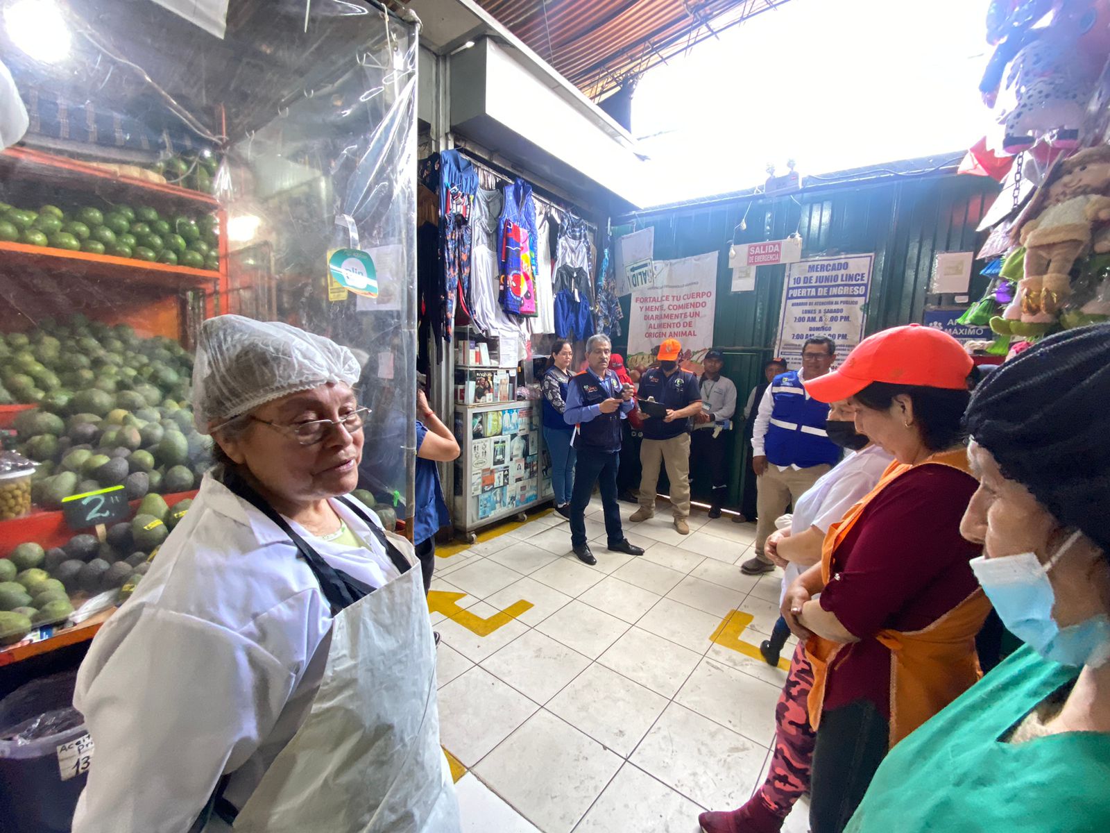 A vísperas de las fiestas navideñas, la Municipalidad de Lince viene reforzando las acciones de fiscalización en los diferentes centros de abastos, con el fin de velar por el orden y la seguridad.
Para ello, las subgerencias de Fiscalización Administrativa y Gestión del Riesgo de Desastres; así como la Oficina de Vigilancia Sanitaria, se encargarán del control en estos establecimientos para garantizar el correcto desarrollo del comercio formal.
Durante las inspecciones se exhortó a los comerciantes a respetar las medidas de seguridad y salud en sus mercados.