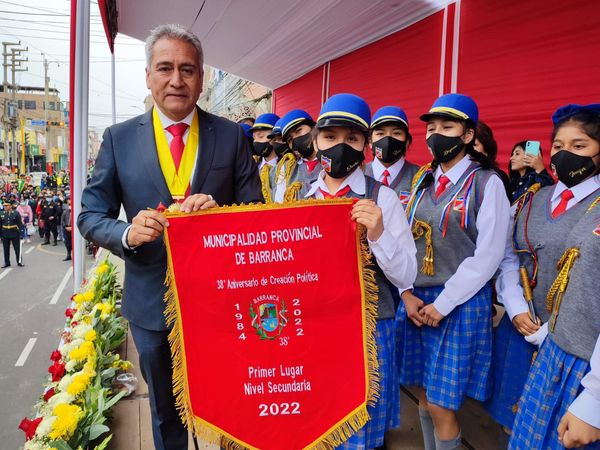 Alcalde y autoridades participan de desfile