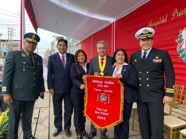Alcalde y autoridades participan de desfile
