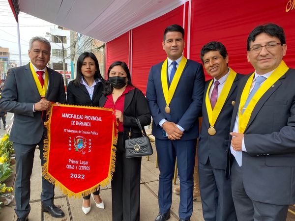 Alcalde y autoridades participan de desfile