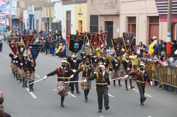 Alcalde y autoridades participan de desfile