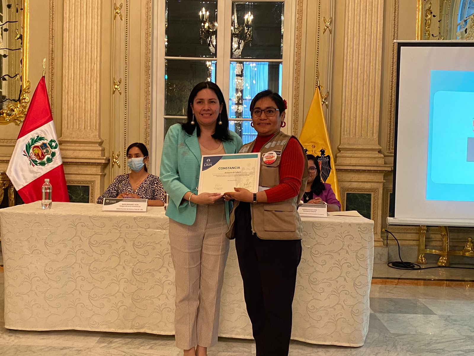 Recibiendo la constancia de parte de la Gerente de Paticipación Vecinal de la Municipalidad de Lima