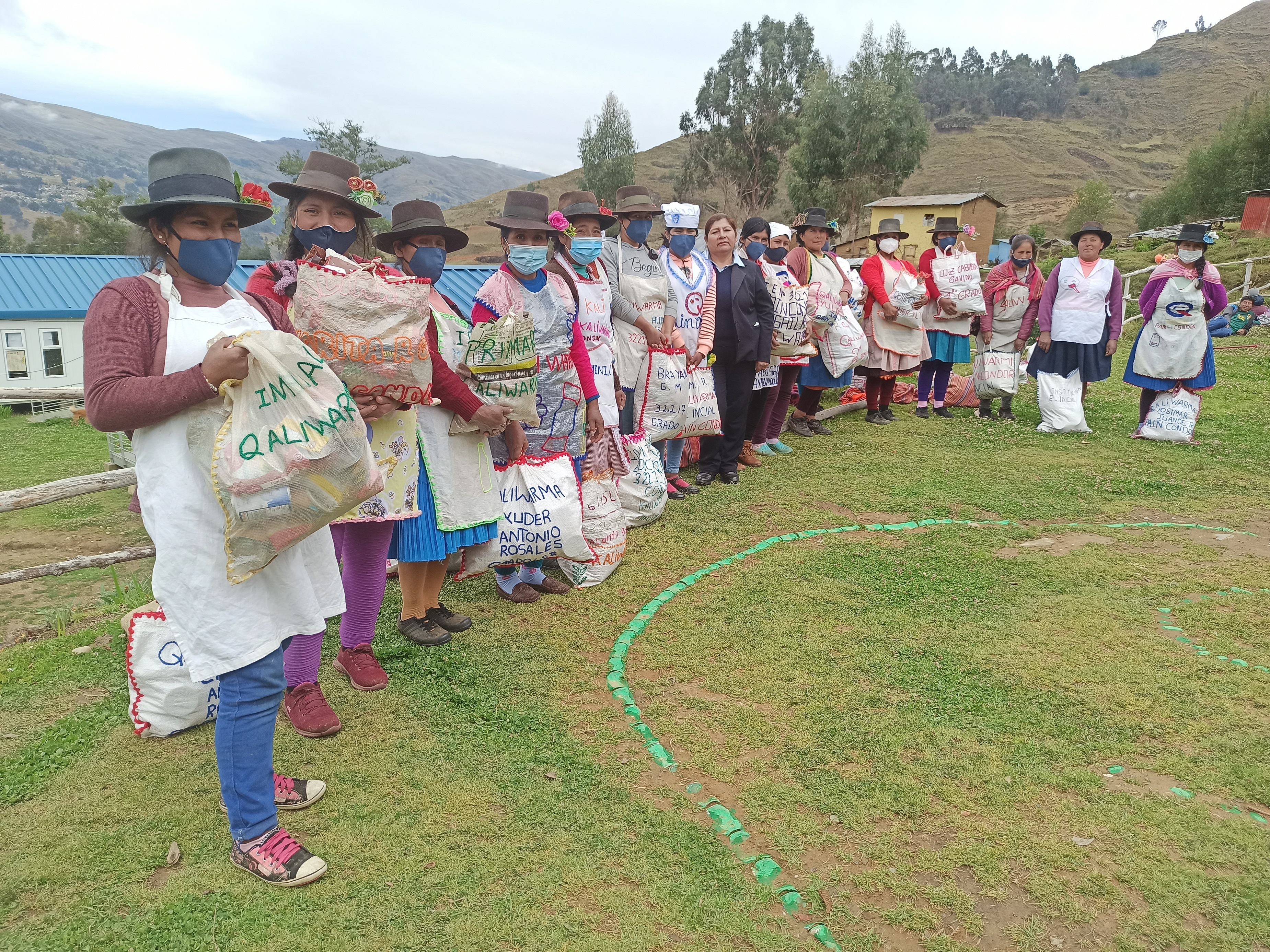 Recojo de alimentos con bolsas ecológicas