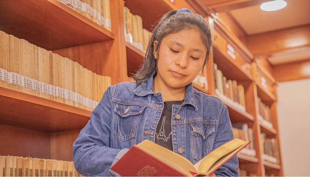 Talento de Beca 18 del Pronabec en la biblioteca de su universidad.