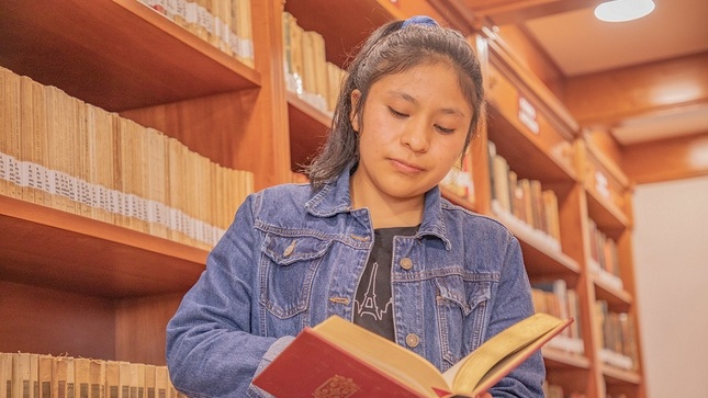 Talento de Beca 18 del Pronabec en la biblioteca de su universidad.