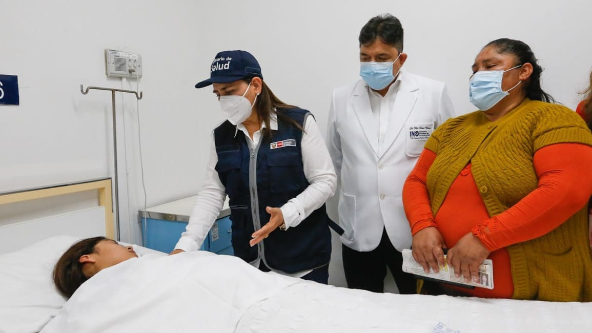 Ministra Rosa Gutierrez y presidenta Dina Boluarte visitaron a menor que resultó herida en Andahuaylas