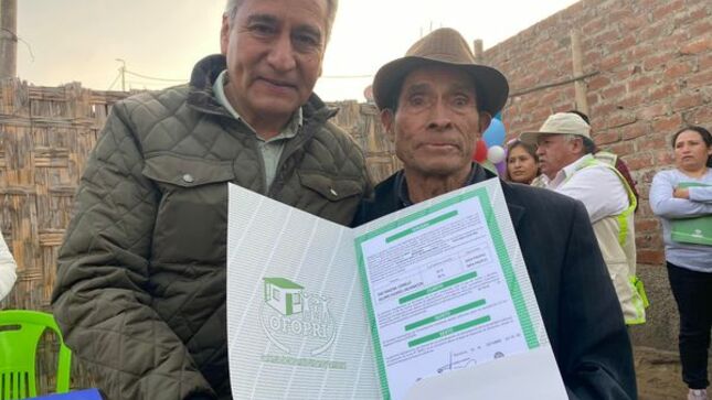 Vecinos del centro poblado La Minka reciben sus títulos de propiedad