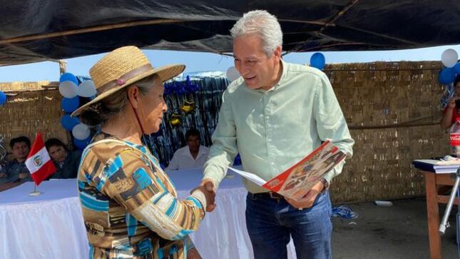 Vecinos del Centro Poblado 11 Estrellas reciben sus títulos de propiedad