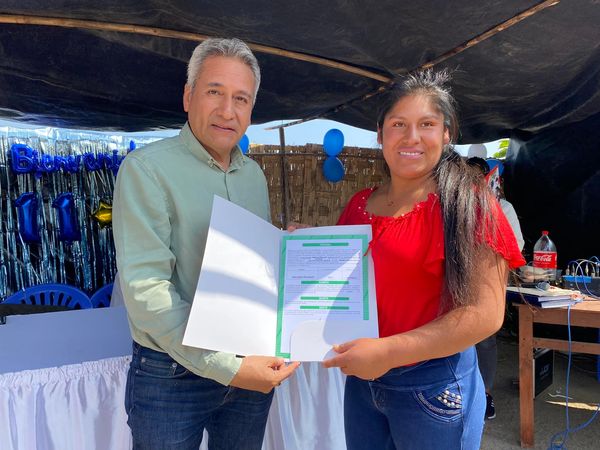 Vecinos del Centro Poblado 11 Estrellas reciben sus títulos de propiedad