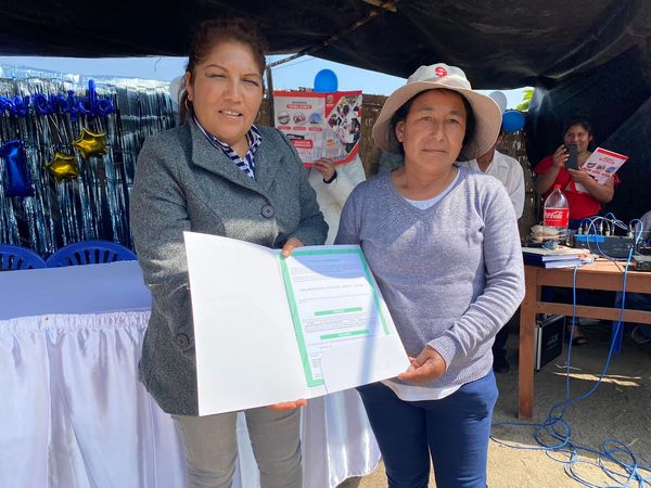 Vecinos del Centro Poblado 11 Estrellas reciben sus títulos de propiedad