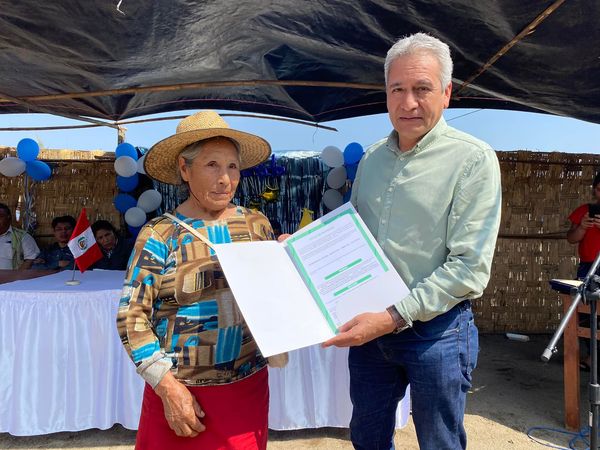 Vecinos del Centro Poblado 11 Estrellas reciben sus títulos de propiedad