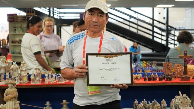 Ruraq maki: Ganador de Concurso Nacional de Nacimientos presenta lo mejor de su arte tallado en piedra