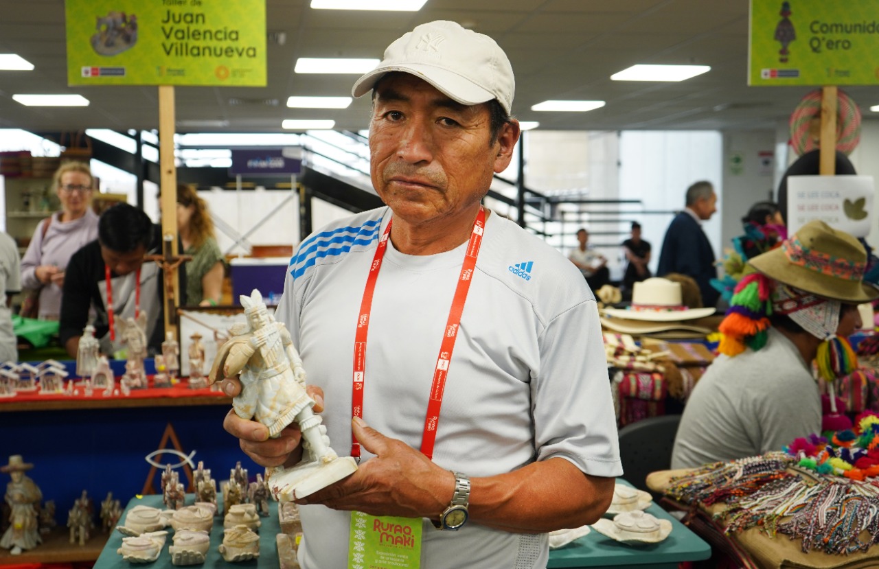 Ruraq maki: Ganador de Concurso Nacional de Nacimientos presenta lo mejor de su arte tallado en piedra