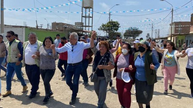 Ricardo Zender hizo entrega de 300 títulos Centro Poblado Arguay