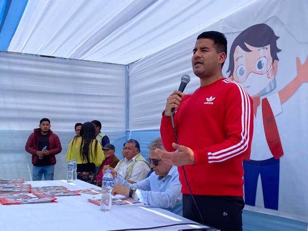 Ricardo Zender hizo entrega de 300 títulos Centro Poblado Arguay