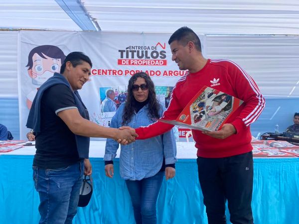 Ricardo Zender hizo entrega de 300 títulos Centro Poblado Arguay