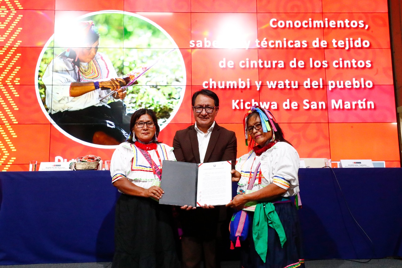 Ministro de Cultura entregó declaratoria de Patrimonio Cultural a conocimientos, saberes y técnicas de tejido de los cintos chumbi y watu