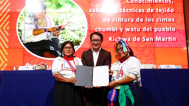 Ministro de Cultura entregó declaratoria de Patrimonio Cultural a conocimientos, saberes y técnicas de tejido de los cintos chumbi y watu