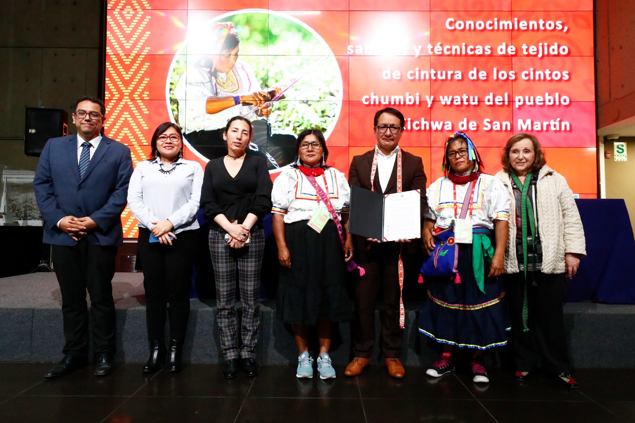 Ministro de Cultura entregó declaratoria de Patrimonio Cultural a conocimientos, saberes y técnicas de tejido de los cintos chumbi y watu