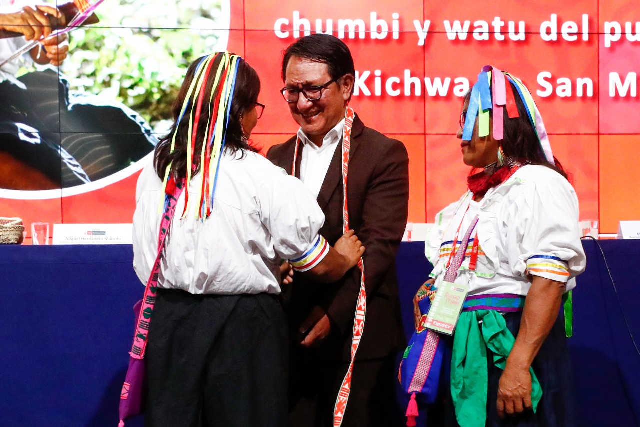 Ministro de Cultura entregó declaratoria de Patrimonio Cultural a conocimientos, saberes y técnicas de tejido de los cintos chumbi y watu