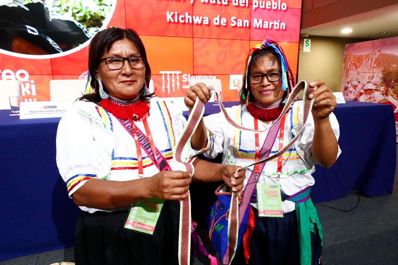 Ministro de Cultura entregó declaratoria de Patrimonio Cultural a conocimientos, saberes y técnicas de tejido de los cintos chumbi y watu