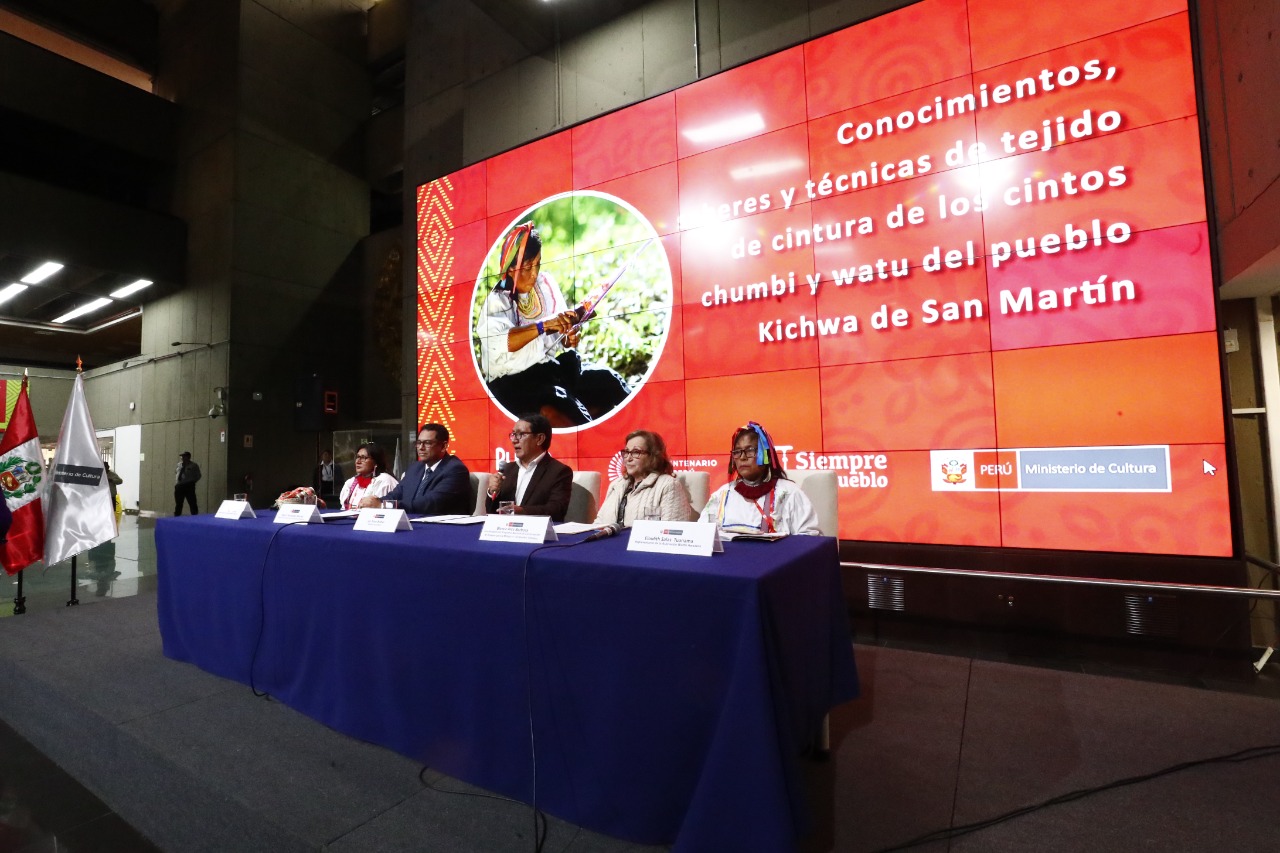 Ministro de Cultura entregó declaratoria de Patrimonio Cultural a conocimientos, saberes y técnicas de tejido de los cintos chumbi y watu