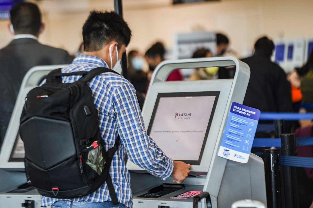 ¿Tiene algún costo adicional transferir o endosar pasajes a terceros?