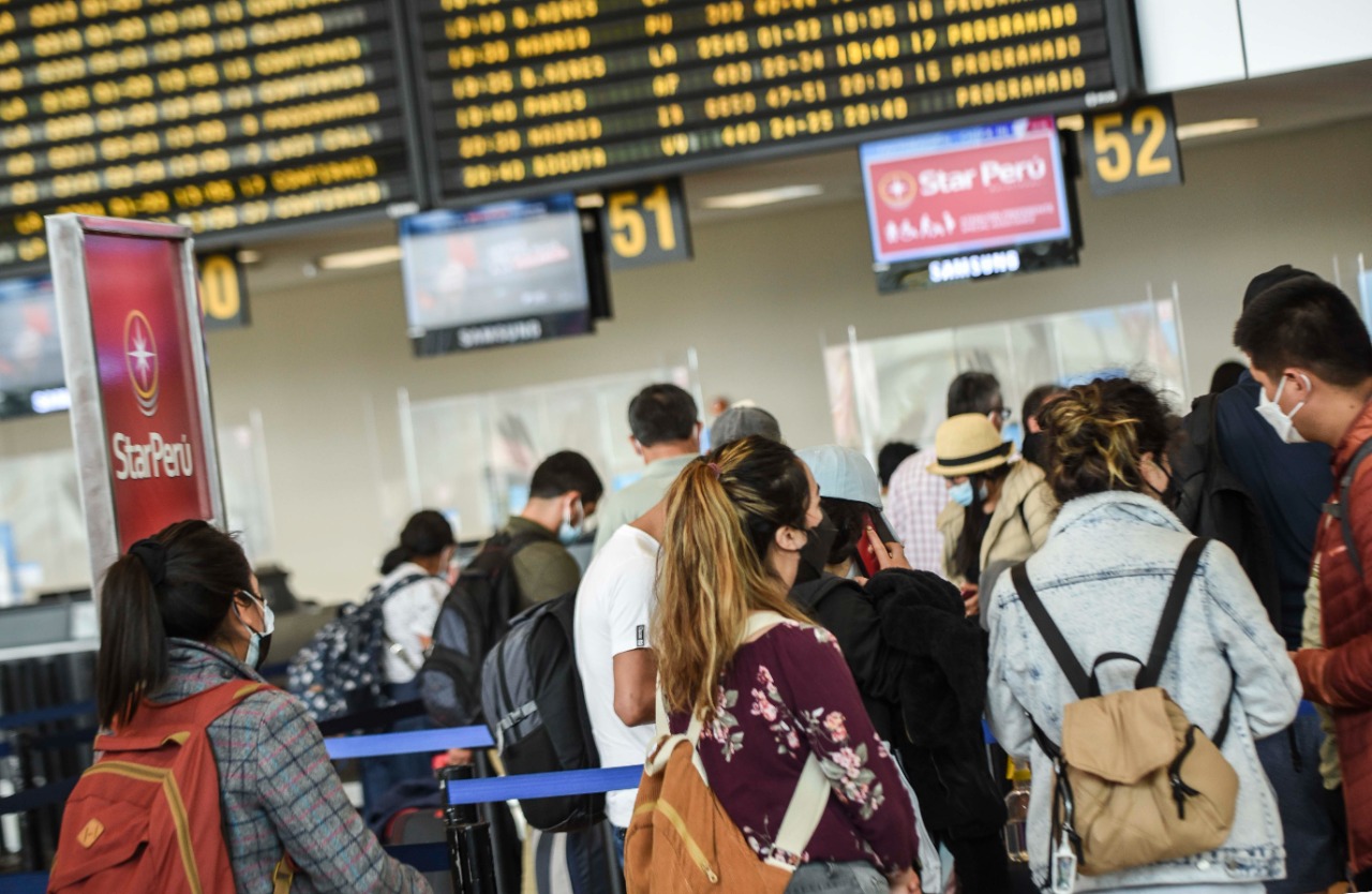 ¿Tiene algún costo adicional transferir o endosar pasajes a terceros?