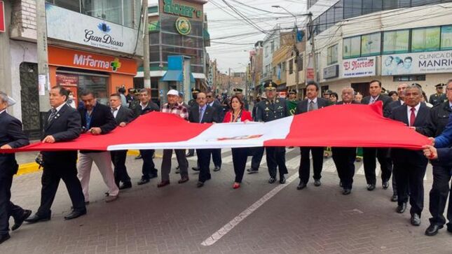 Ceremonia protocolar de Izamiento de Banderas