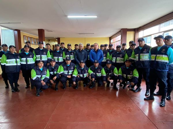 Alcalde entrega uniformes a personal de serenazgo