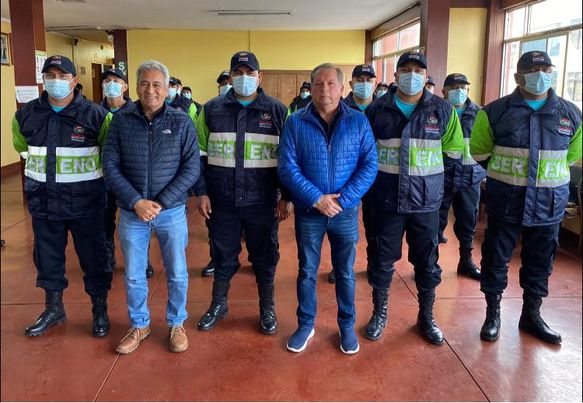 Alcalde entrega uniformes a personal de serenazgo
