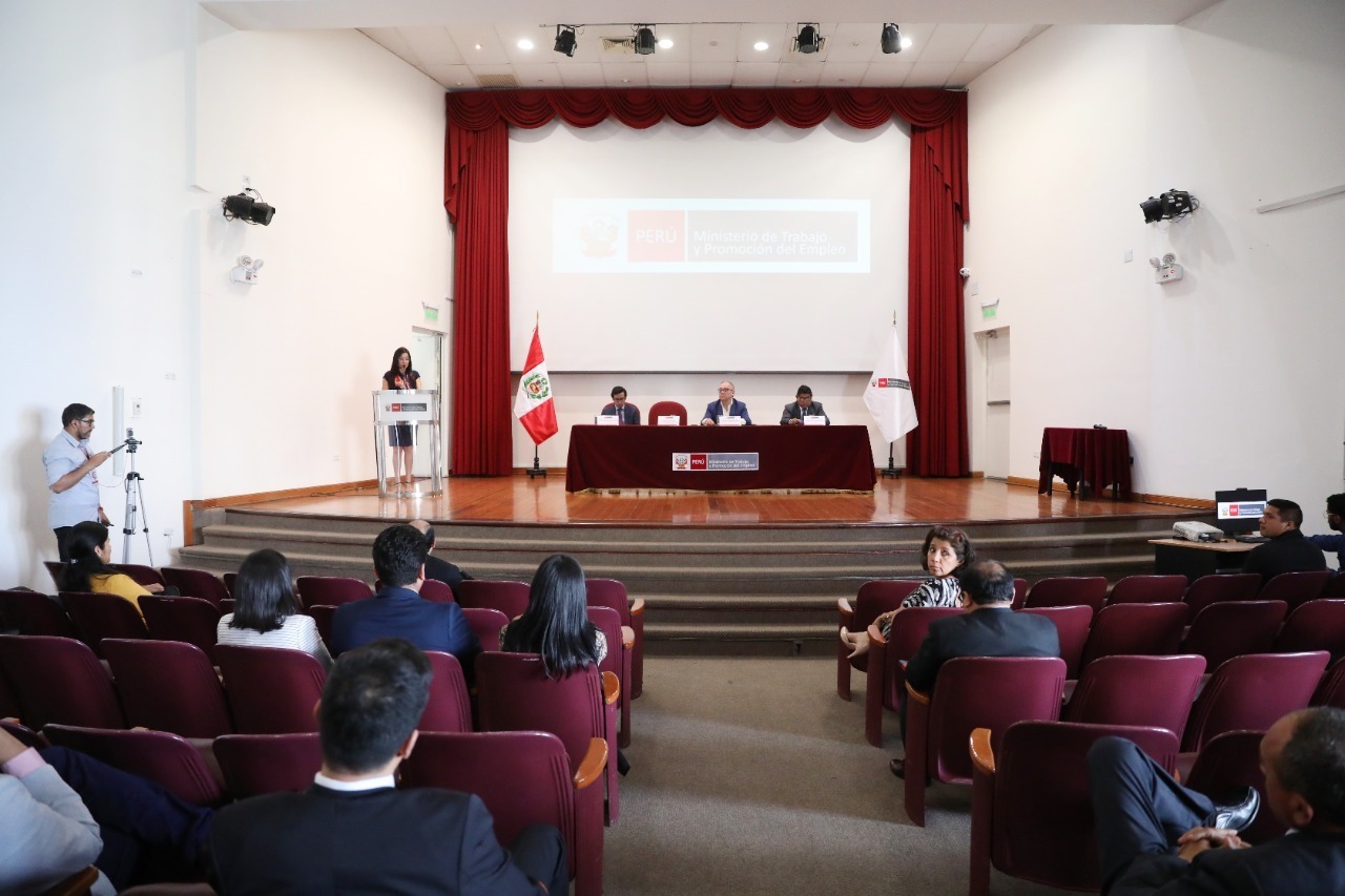 MTPE entregó certificados a participantes de curso de capacitación sobre negociación colectiva en el sector público