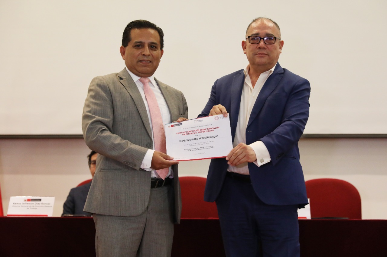 MTPE entregó certificados a participantes de curso de capacitación sobre negociación colectiva en el sector público