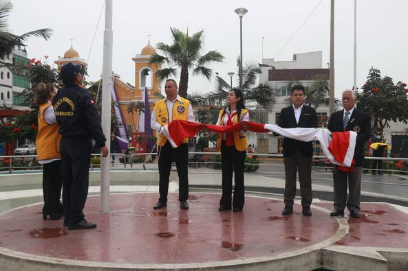 Ceremonia protocolar de izamiento de banderas en nuestra Plaza de Armas