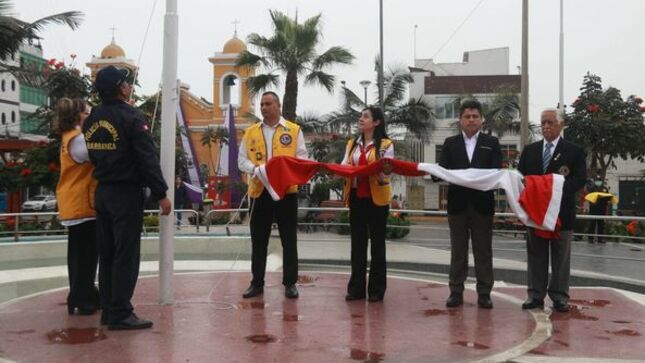 Ceremonia protocolar de izamiento de banderas en nuestra Plaza de Armas