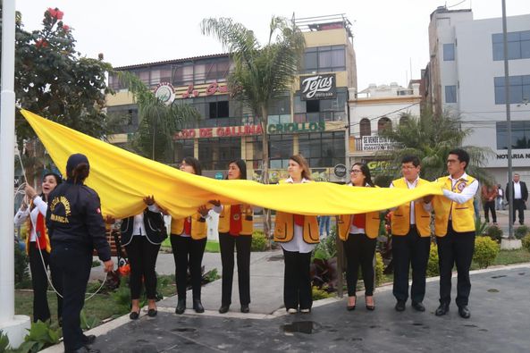 Ceremonia protocolar de izamiento de banderas en nuestra Plaza de Armas