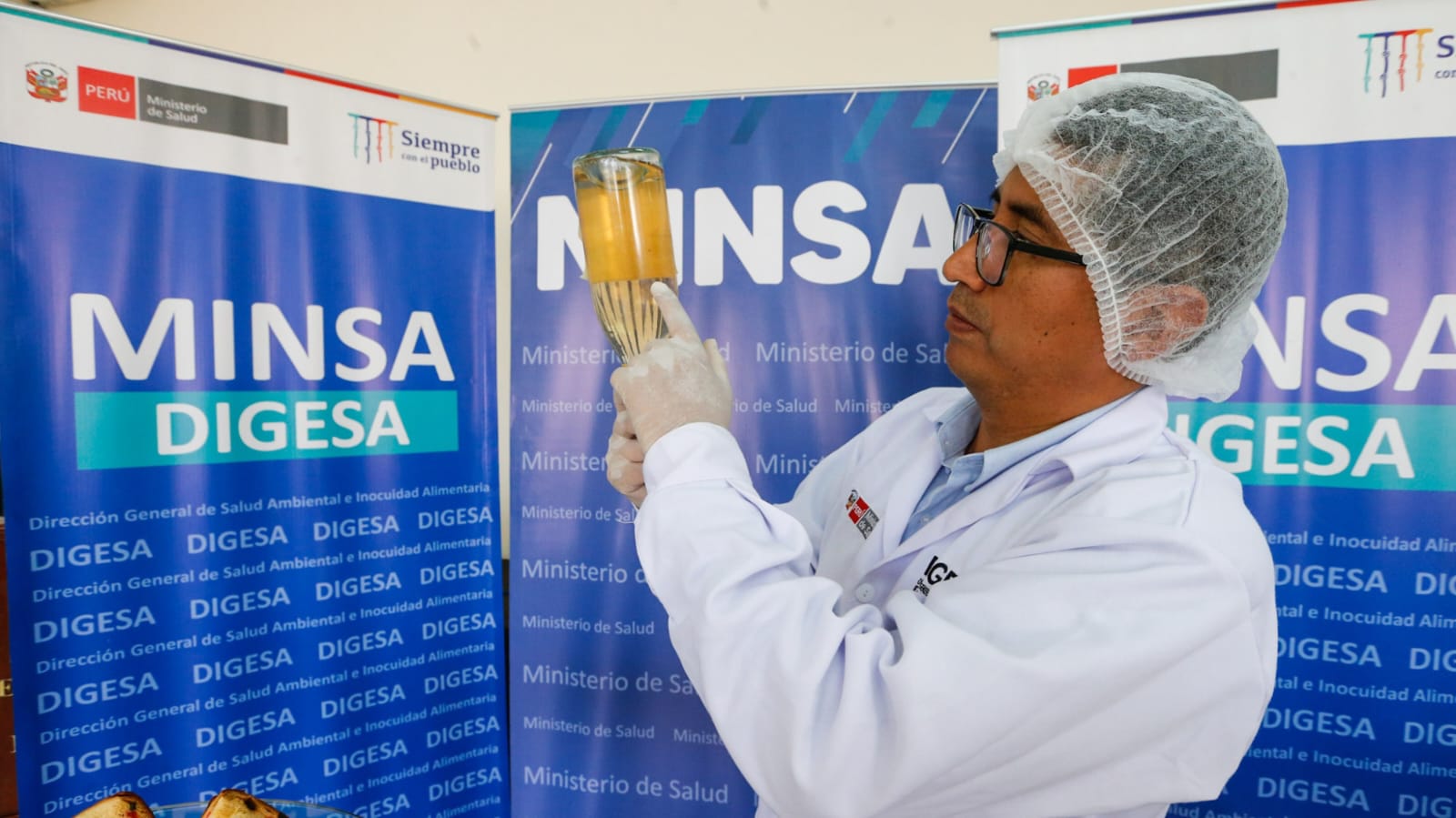 Minsa recomienda a la población adquirir productos seguros en las fiestas navideñas-