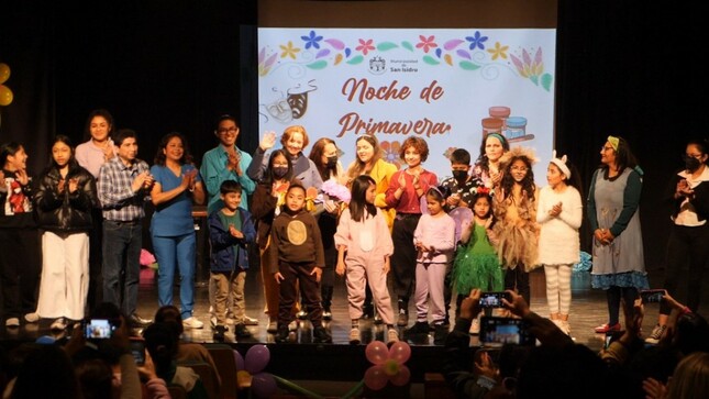 Gracias a los talleres culturales dictados por la Municipalidad de San Isidro, vecinos de todo el distrito aprendieron a desarrollar sus habilidades artísticas en diversos campos, tales como dibujo, pintura, teatro o manualidades y tuvieron la oportunidad de exponer sus trabajos en el Centro Cultural El Olivar, durante el evento "Noche de Primavera".