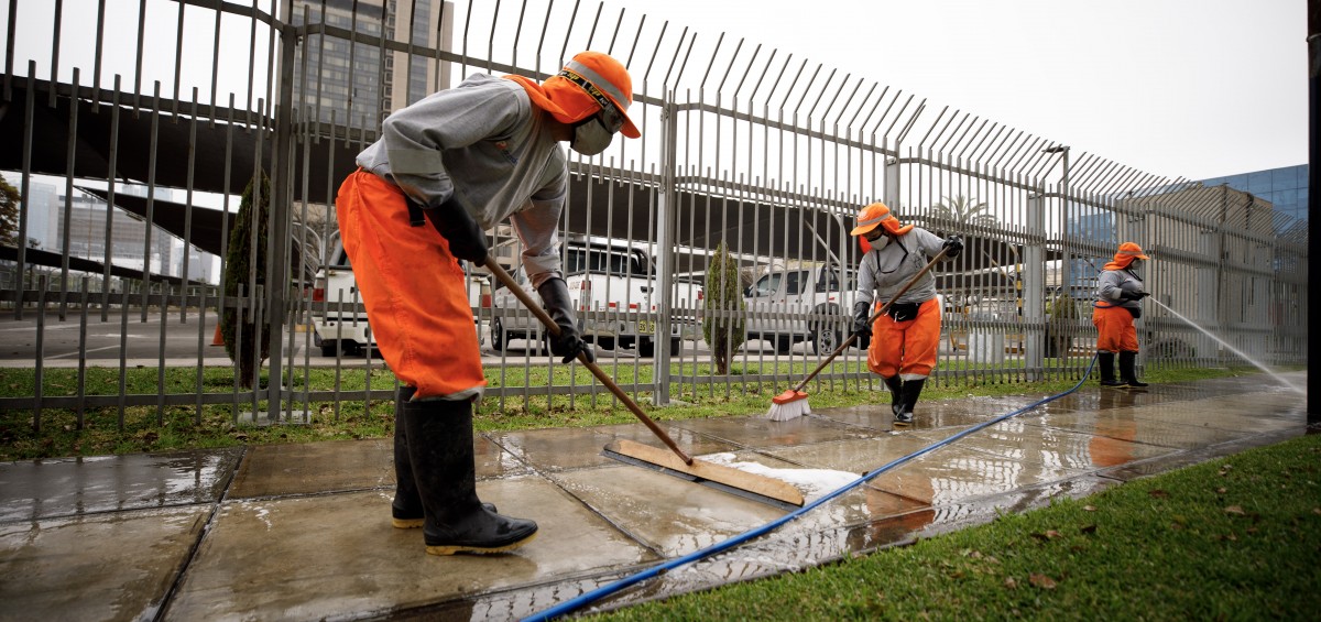 La Municipalidad de San Isidro realizó hoy sábado un operativo integrado de limpieza y mantenimiento público en el sector 4.4 del distrito, con el objetivo de desinfectar y darle el mantenimiento adecuado a los espacios públicos para el uso adecuado de estas áreas.
De esta forma, el personal de limpieza del municipio trabajó en el barrido y lavado de veredas, corte de césped en jardineras, recojo de desperdicios en calles, plantación y lavado de árboles, limpieza de bancas y postes, mantenimiento de estructuras y tachos públicos de basura, entre otras acciones.
Los espacios en los que se trabajó se encuentran ubicados dentro del sector 4.4 que comprende desde los límites de las avenidas Aramburú, Paseo de la República, República de Panamá, hasta Javier Prado.