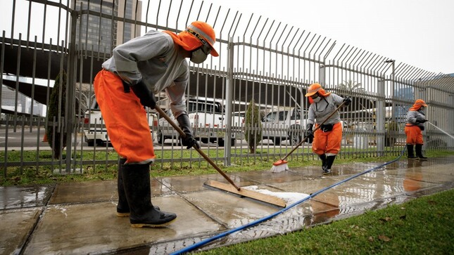 La Municipalidad de San Isidro realizó hoy sábado un operativo integrado de limpieza y mantenimiento público en el sector 4.4 del distrito, con el objetivo de desinfectar y darle el mantenimiento adecuado a los espacios públicos para el uso adecuado de estas áreas.

De esta forma, el personal de limpieza del municipio trabajó en el barrido y lavado de veredas, corte de césped en jardineras, recojo de desperdicios en calles, plantación y lavado de árboles, limpieza de bancas y postes, mantenimiento de estructuras y tachos públicos de basura, entre otras acciones.

Los espacios en los que se trabajó se encuentran ubicados dentro del sector 4.4 que comprende desde los límites de las avenidas Aramburú, Paseo de la República, República de Panamá, hasta Javier Prado.

