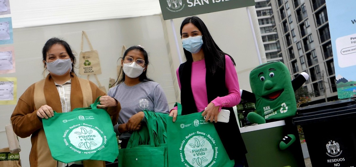 En el marco de la campaña “We Love Cities” del Fondo Mundial para la Naturaleza (WWF por sus siglas en inglés) en el que distrito de San Isidro ha quedado finalista, la Municipalidad organizó la segunda edición de la Reciclatón 2022, a través del cual se logró la recolección de casi 2 toneladas de residuos sólidos aprovechables.
En ese sentido, se alcanzó acopiar el total de una tonelada 754 kilos de residuos, compuestos por papel, cartón, vidrio, botellas y tapitas de plástico, así como aparatos eléctricos y electrónicos. Cabe precisar que, las botellas y tapitas de plástico fueron donados al proyecto Ayudando Abrigando; mientras que, el papel y cartón fueron entregados a Aldeas Infantiles SOS.
Esta actividad que, se llevó a cabo del 21 al 23 de septiembre en el Parque Cáceres de San Isidro, tuvo por objetivo sensibilizar a los ciudadanos sobre la importancia de ser actores activos, conscientes y comprometidos con el ambiente.
La Reciclatón estuvo dirigida a todos los vecinos del distrito, viviendas unifamiliares y multifamiliares, empresas e instituciones públicas y privadas. Cabe indicar que, durante el evento, también se realizó la Feria Ecológica, que contó con productos ecológicos y eco amigables, así como talleres ambientales, con el objetivo de difundir acciones para la mejora de la calidad ambiental en San Isidro.
Es importante indicar que, la Reciclatón permitió implementar una activación, a través de la cual, los visitantes pudieron votar por San Isidro en el concurso de ciudades sostenibles “We Love Cities”, a través del portal web https://welovecities.org/san-isidro-lima/. Este concurso estará habilitado para recibir los votos de los ciudadanos hasta el 31 de octubre.