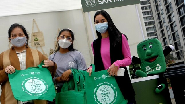 En el marco de la campaña “We Love Cities” del Fondo Mundial para la Naturaleza (WWF por sus siglas en inglés) en el que distrito de San Isidro ha quedado finalista, la Municipalidad organizó la segunda edición de la Reciclatón 2022, a través del cual se logró la recolección de casi 2 toneladas de residuos sólidos aprovechables.

En ese sentido, se alcanzó acopiar el total de una tonelada 754 kilos de residuos, compuestos por papel, cartón, vidrio, botellas y tapitas de plástico, así como aparatos eléctricos y electrónicos. Cabe precisar que, las botellas y tapitas de plástico fueron donados al proyecto Ayudando Abrigando; mientras que, el papel y cartón fueron entregados a Aldeas Infantiles SOS.

Esta actividad que, se llevó a cabo del 21 al 23 de septiembre en el Parque Cáceres de San Isidro, tuvo por objetivo sensibilizar a los ciudadanos sobre la importancia de ser actores activos, conscientes y comprometidos con el ambiente.

La Reciclatón estuvo dirigida a todos los vecinos del distrito, viviendas unifamiliares y multifamiliares, empresas e instituciones públicas y privadas. Cabe indicar que, durante el evento, también se realizó la Feria Ecológica, que contó con productos ecológicos y eco amigables, así como talleres ambientales, con el objetivo de difundir acciones para la mejora de la calidad ambiental en San Isidro.

Es importante indicar que, la Reciclatón permitió implementar una activación, a través de la cual, los visitantes pudieron votar por San Isidro en el concurso de ciudades sostenibles “We Love Cities”, a través del portal web https://welovecities.org/san-isidro-lima/. Este concurso estará habilitado para recibir los votos de los ciudadanos hasta el 31 de octubre.

