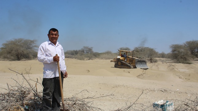 Maquinaria Realiza Trabajos en Terreno Agrícola