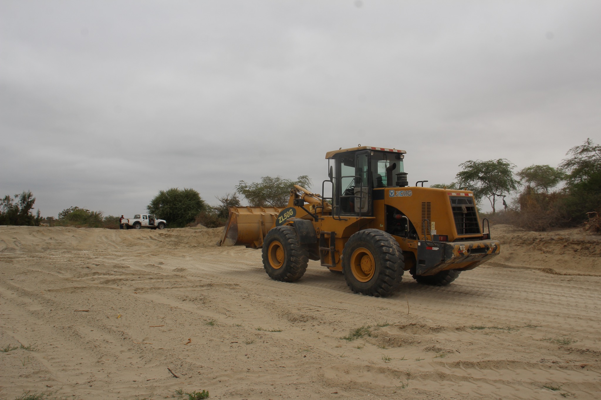 Maquinaria Realiza Trabajos en Terreno Agrícola