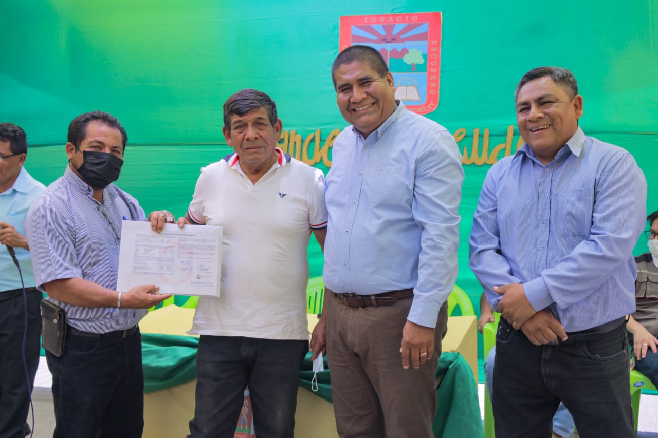 Fotografía de entrega títulos de propiedad a las familias del centro poblado Belén en el distrito de Ignacio Escudero